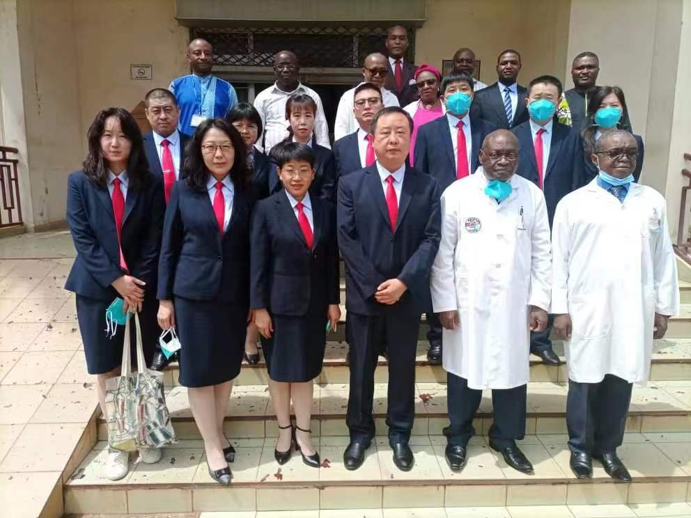 The 22 Chinese medical team and their Cameroonian colleagues of the Gynaeco-Obstetric and Pediatric Hospital of Yaoundé The 22 Chinese medical team and their Cameroonian colleagues of the Gynaeco-Obstetric and Pediatric Hospital of Yaoundé