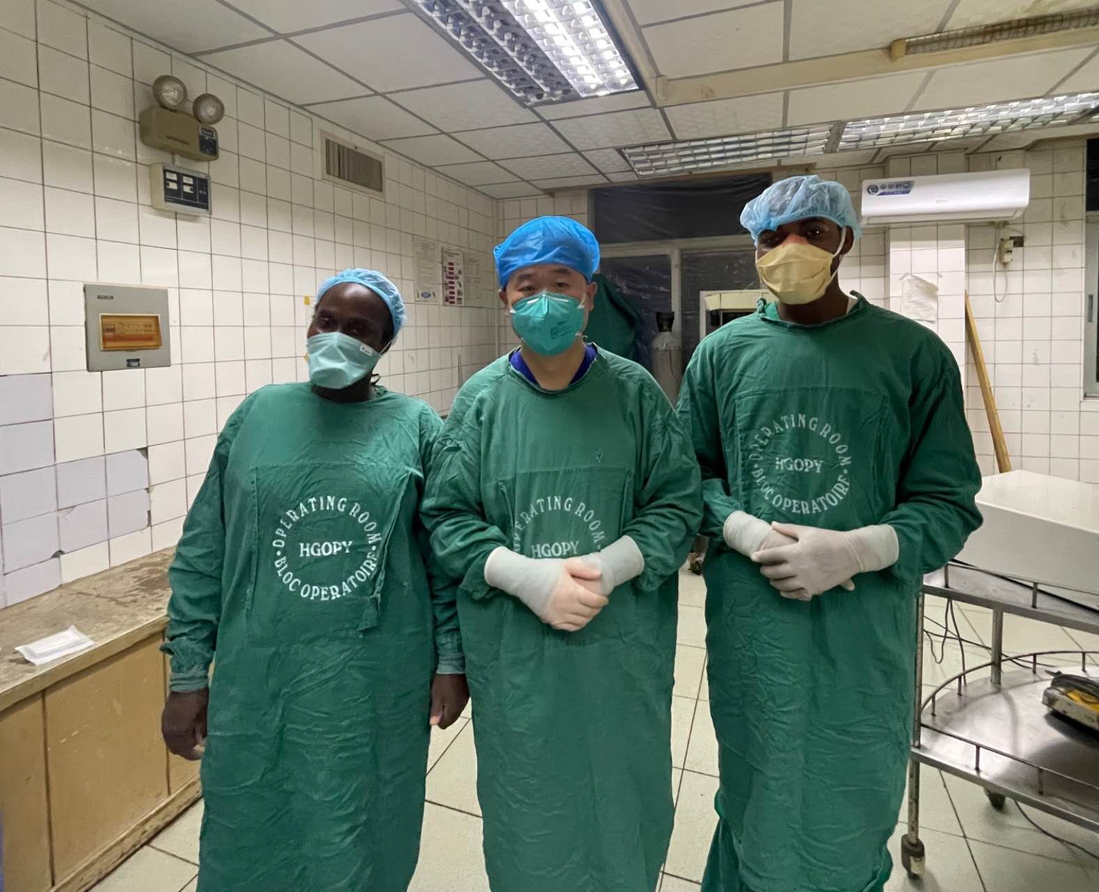 Chinese and Cameroonian doctors Working hands in hands for a prosperous Sino-Cameroonian medical cooperation Chinese and Cameroonian doctors Working hands in hands for a prosperous Sino-Cameroonian medical cooperation