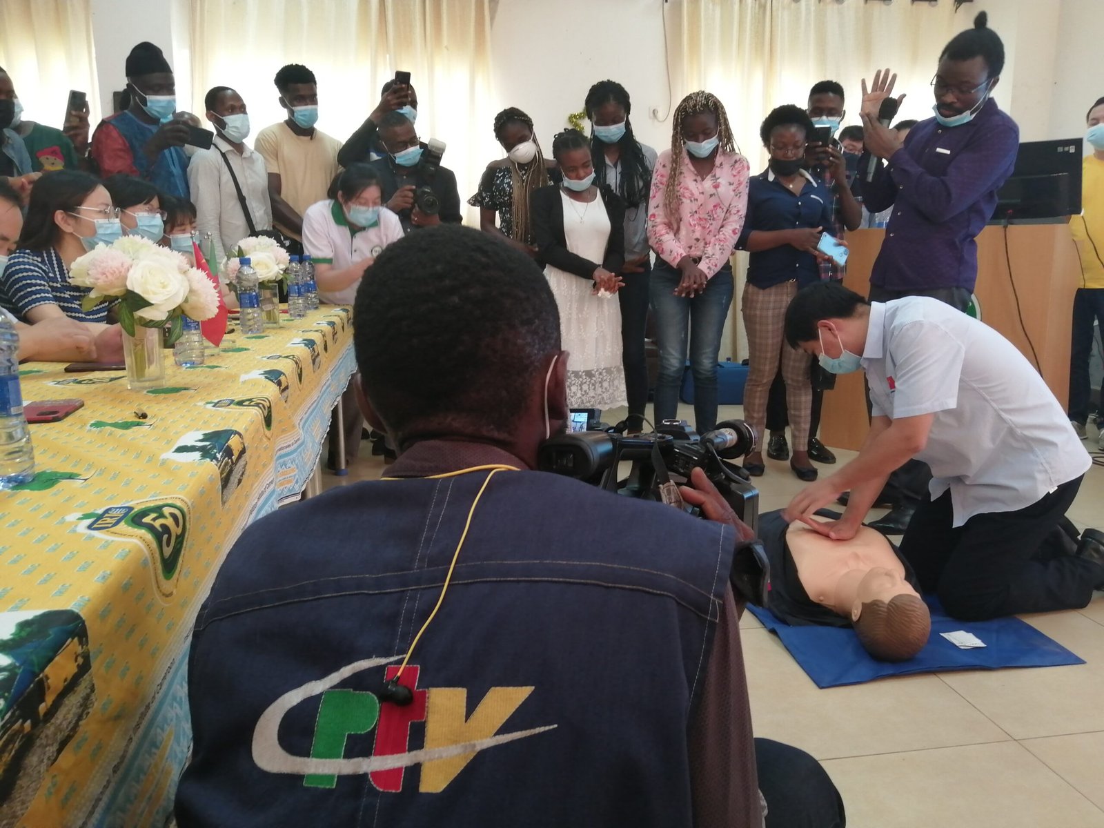 Lecture given by the Chinese medical team at the Confucius Institute of the University of Yaoundé II on emergency first aid Lecture given by the Chinese medical team at the Confucius Institute of the University of Yaoundé II on emergency first aid